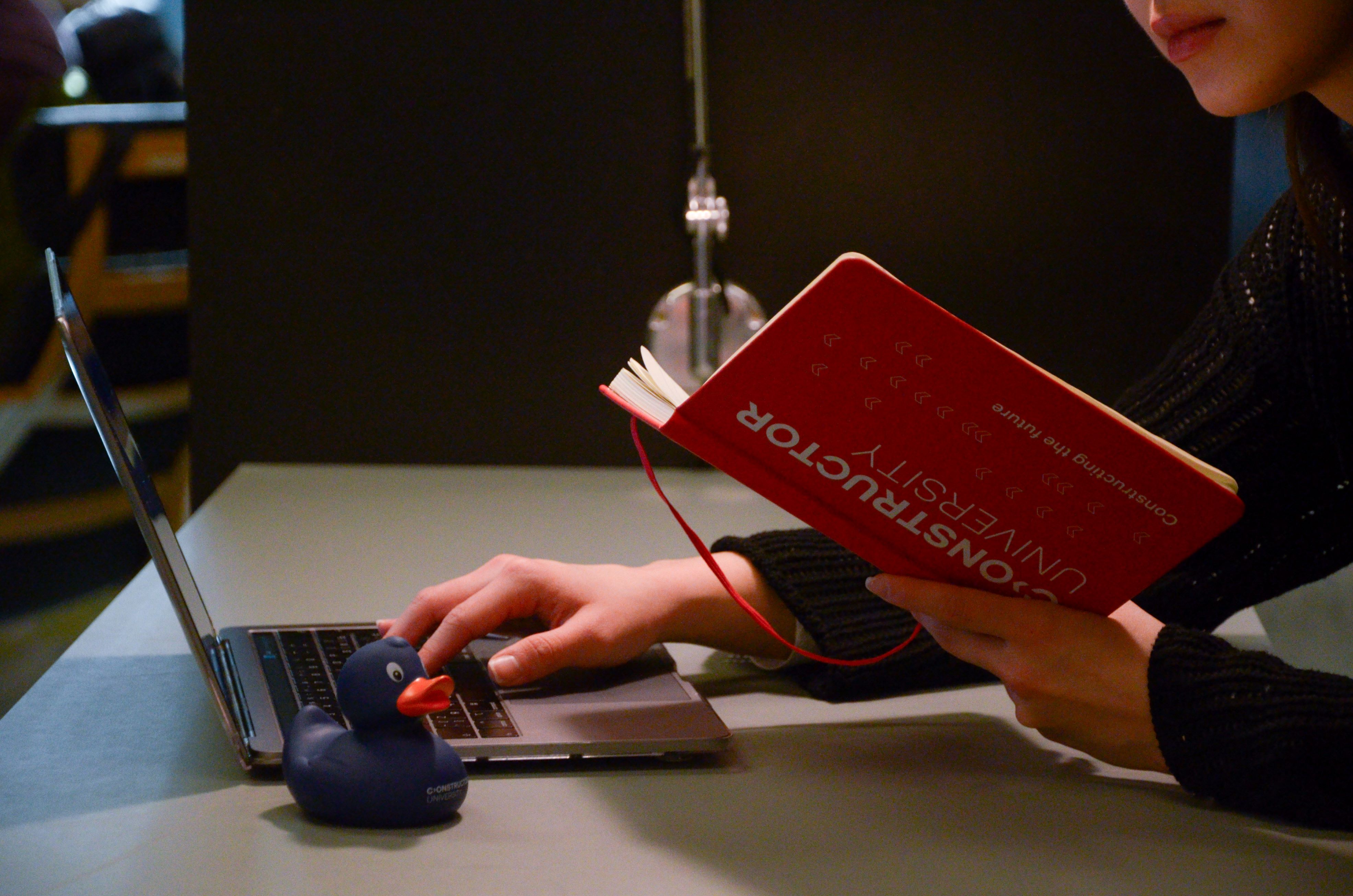 A student in Constructor University's library