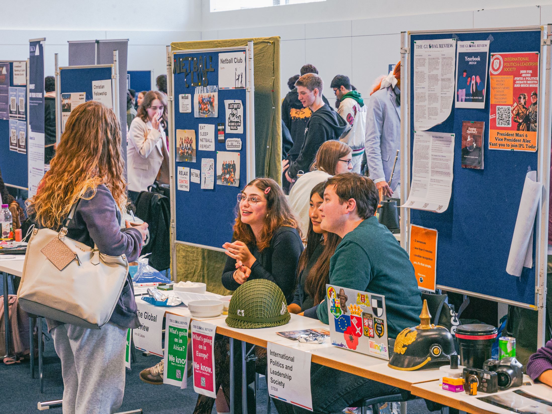Students at Constructor University's club fair