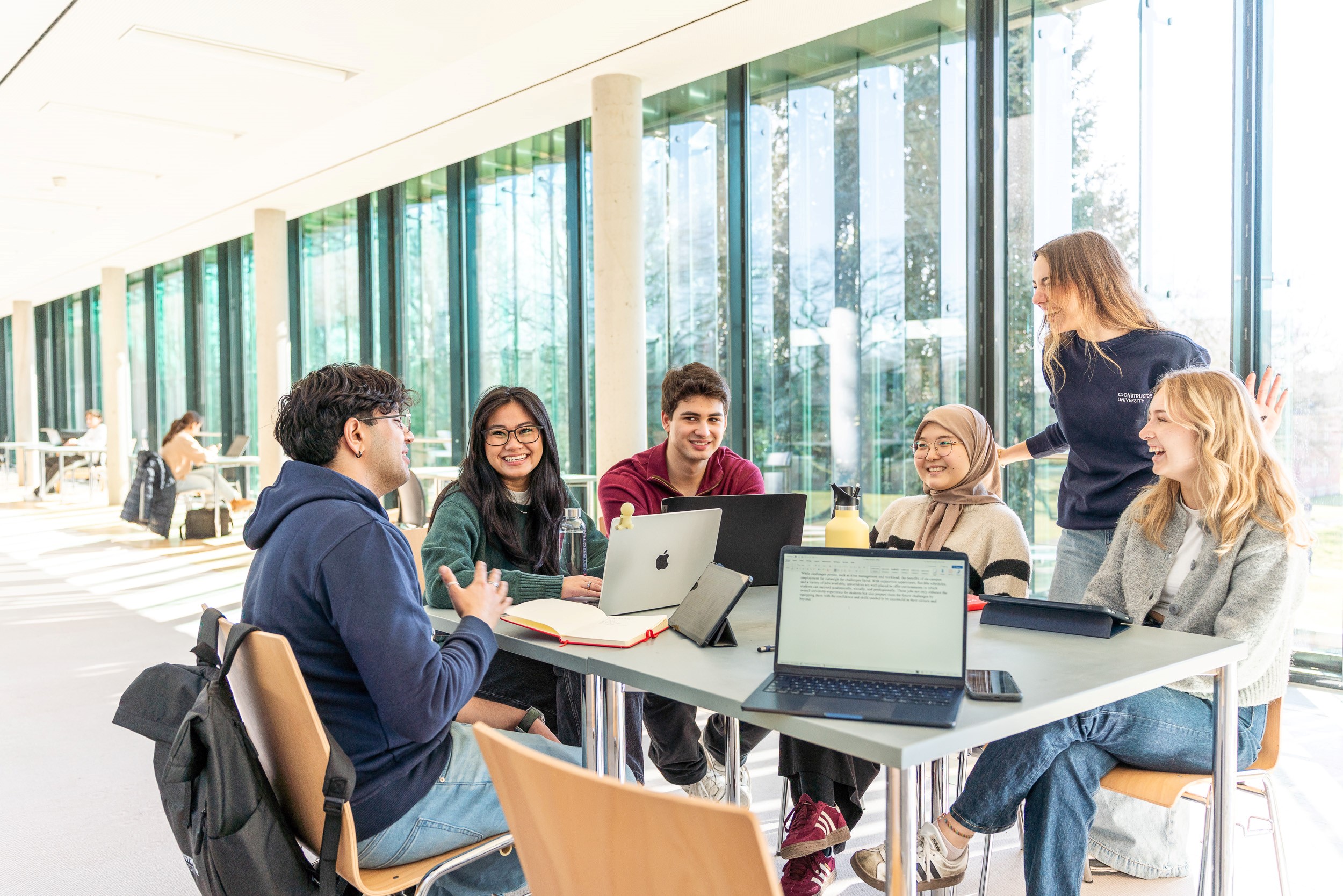 Students working in the IRC of Constructor University
