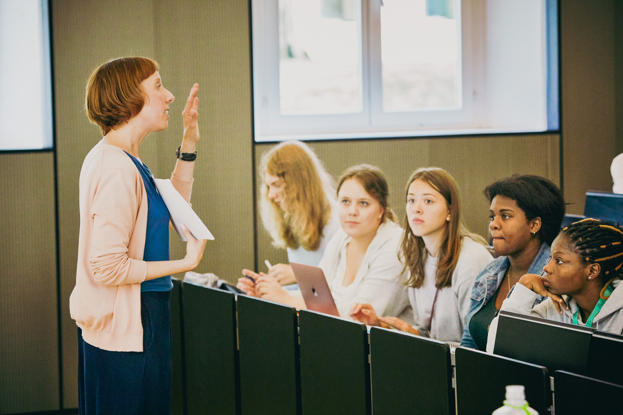 Professer in front of a group of students at Constructor University