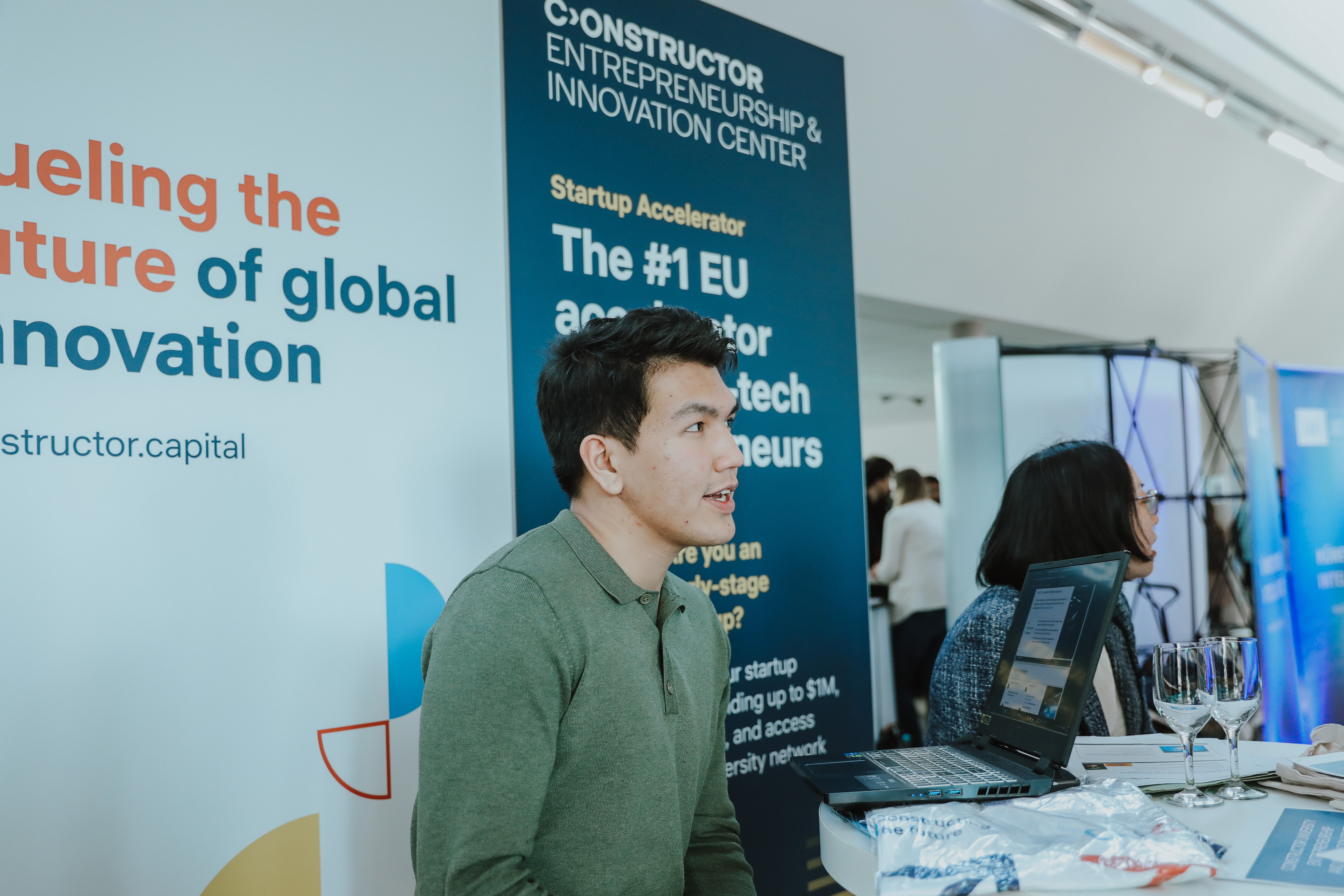 student at Constructor University career fair