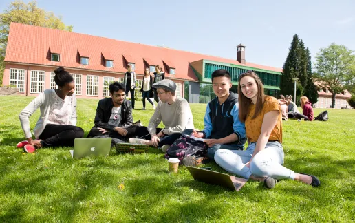 Students in front of the IRC building at Constructor University