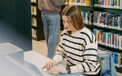 Female student in the IRC at Constructor University