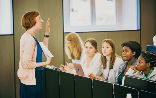 Professor in front of a group of students at Constructor University.