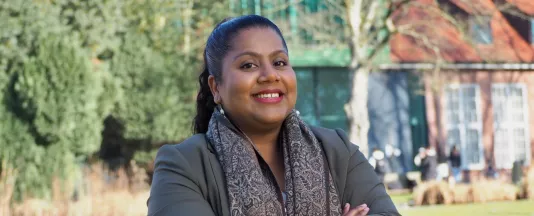 In her role as Resident Mentor at Constructor University, Dr. Adilah Ponnurangam is manager, educator, supporter, advisor and assertive authority figure all at the same time. (Source: Constructor University)