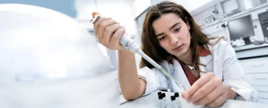 Das Chemie-Studium an der Constructor University zeichnet sich insbesondere durch die multidisziplinäre Ausrichtung und die intensive praktische Laborausbildung aus. (Quelle: Constructor University) 