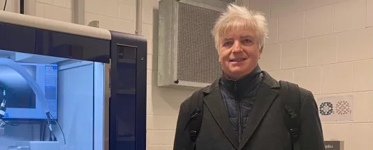 Dr. Ulrich Kortz, Professor für Chemie an der Constructor University, hat erfolgreich DFG-Förderung für einen neuen Einkristall-Röntgendiffraktometer eingeworben und feierte dessen Inbetriebnahme mit seinem Team, Kolleg:innen und Gästen auf dem Campus. (Quelle: Constructor University) 