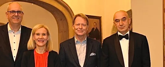 Andreas Bovenschulte, Bürgermeister der Freien Hansestadt Bremen, Jutta Günther, Rektorin der Universität Bremen, Peter Hoedemaker, Vorstandsvorsitzender der "unifreunde", und Dr. Serg Bell, Aufsichtsratsvorsitzender der Constructor University beim Neujahrsempfang der "unifreunde" im Bremer Rathaus. (Quelle: Kerstin Rolfes, Universität Bremen) 