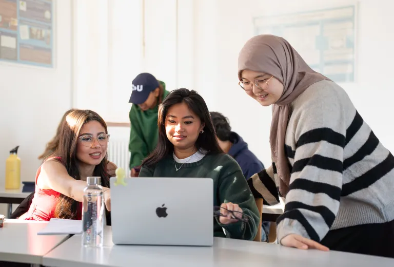 Students learning together at Constructor University