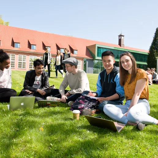 Students in front of the IRC building at Constructor University