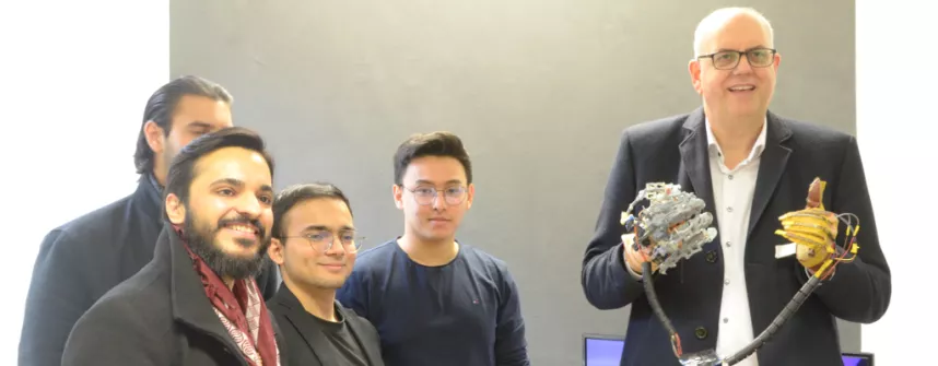 Bürgermeister Bovenschulte experimentiert mit dem Start-up-Projekt "Exoheal" der Studierenen Ali Alam, Saleem Zafar, Zain A. Samdani und Rami Udash. (Quelle: Constructor University)