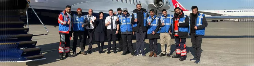 Die Constructor group finanzierte und organisierte einen Firmenflug mit Ärzten und Hilfsgütern, um eine medizinische Erstversorgungsstation in Antakya, Türkei, einzurichten. Die Ärzte und das Material an Bord wurden von Humanity First Deutschland organisiert (Quelle: Constructor group). 