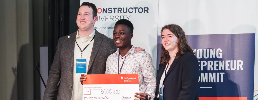 Steven Kibande (middle), student of Mbarara University, Uganda, won first place with his start-up Kanga Care at the Young Entrepreneur Summit, which was organized by Oscar Kirkwood (left) and Thea Mischel (right). (Source: Constructor University)