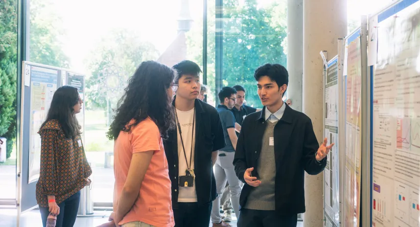 Students in a discussion at Constructor University