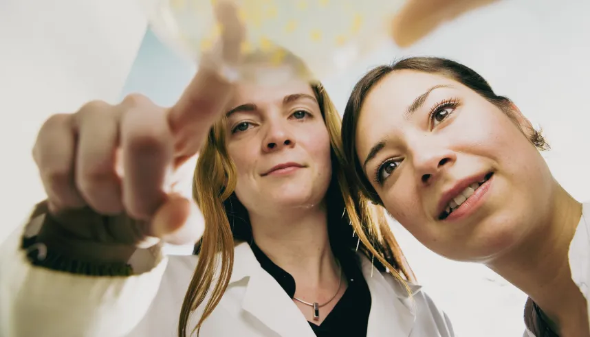Two female students in a lab at Constructor University
