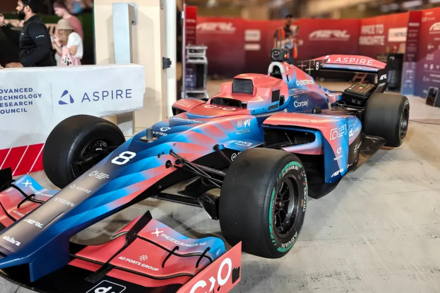 Mit Vollgas: Das autonome Rennauto des Constructor Racing Teams bereit für den Einsatz in der zweiten Saison der Abu Dhabi Autonomous Racing League.